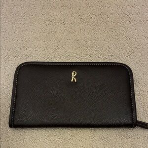 Roberta Di Camerino leather zip-around organizer wallet. 👝